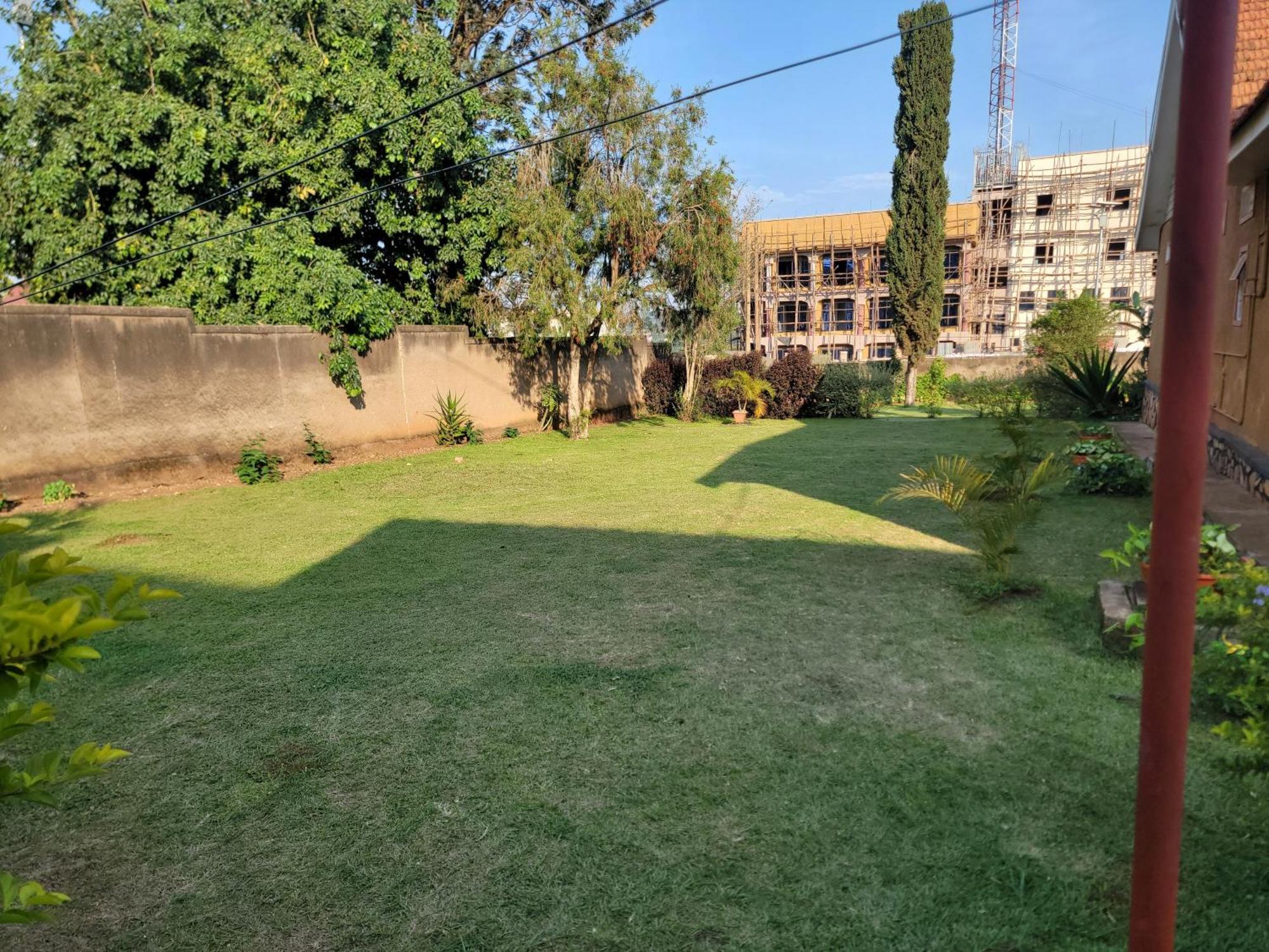 Grassroots Cafe & Deli Bed & Breakfast Masaka Dış mekan fotoğraf